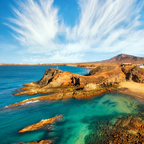Bãi biển Lanzarote - Bãi biển Lanzarote là một trong những điểm đến du lịch nổi tiếng của Tây Ban Nha, với cát trắng và nước biển trong xanh cùng khung cảnh hoang sơ đẹp đến không ngờ. Hãy xem ngay hình ảnh liên quan để thấy vẻ đẹp hoang sơ và thuần khiết của bãi biển này.