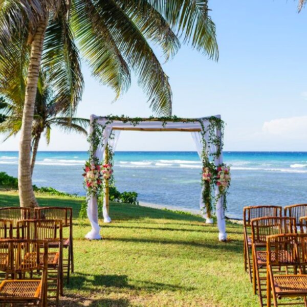 Kết hôn tại Jamaica sẽ là một trải nghiệm không thể quên trong đời bạn. Hãy xem hình ảnh liên quan để tìm hiểu thêm về quốc gia nằm ở vị trí trung tâm của Vùng Ca-ri-bê này với các bãi biển đẹp như tranh và các hoạt động giải trí hấp dẫn như lặn biển và khám phá rừng nhiệt đới.